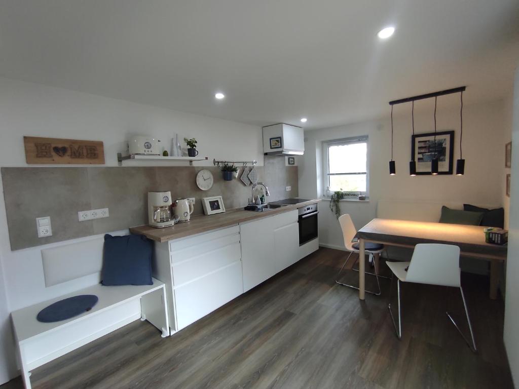 Küche - Küchenzeile mit Esstisch