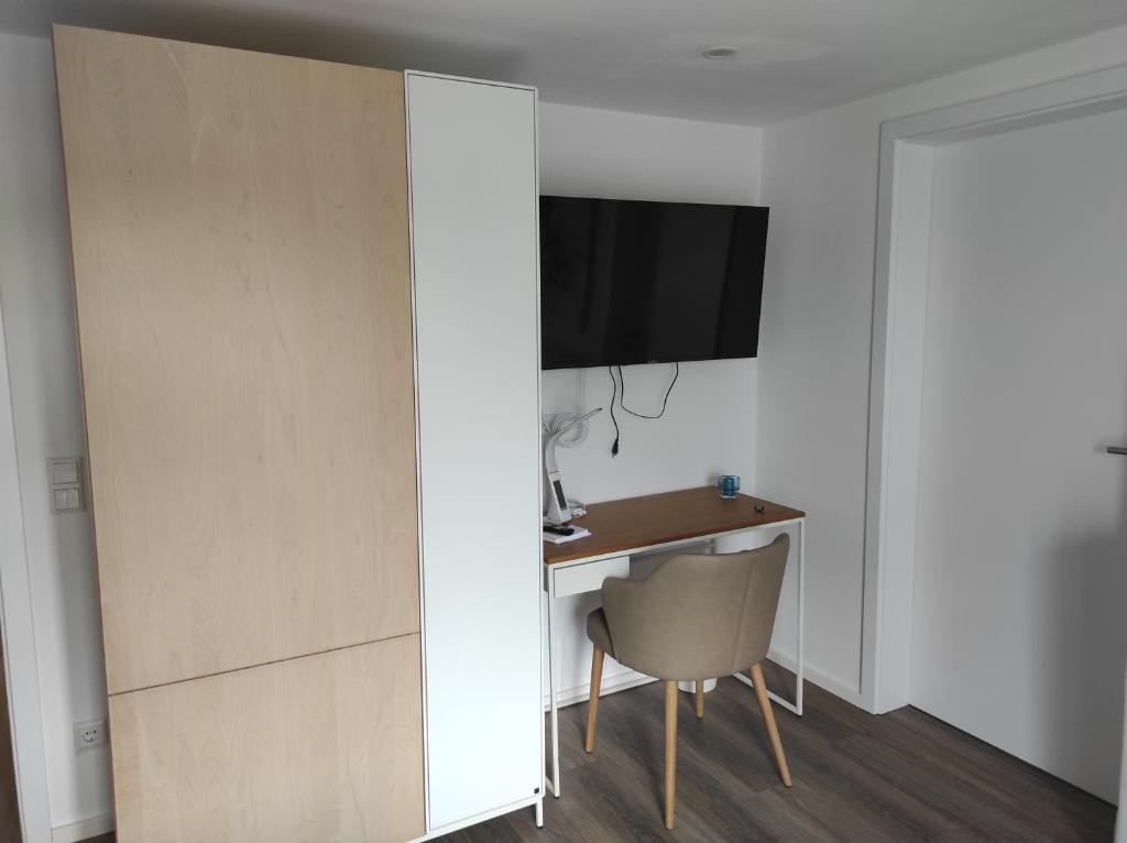 Schlafzimmer 2 - Schreibtisch mit Fernseher