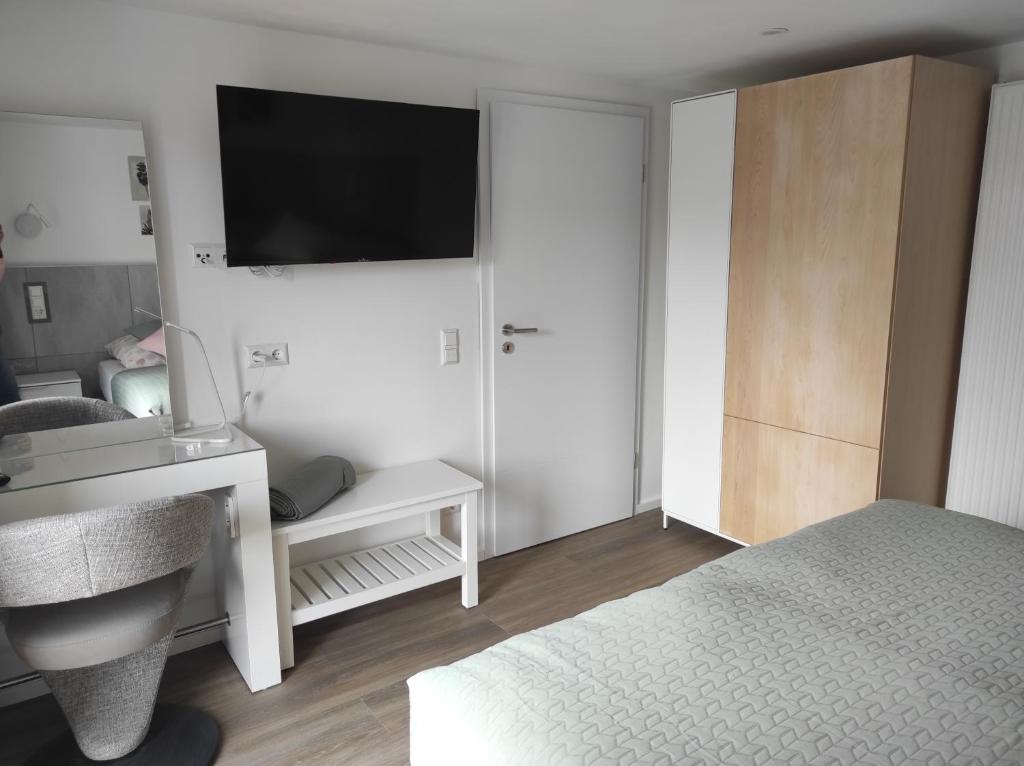 Schlafzimmer 1 - Schreibtisch mit Fernseher